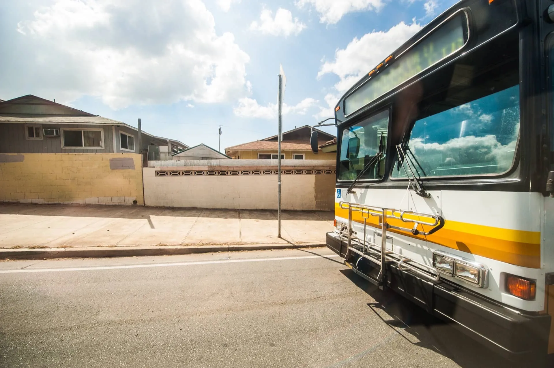 白と黄色で塗られているハワイの路線バス